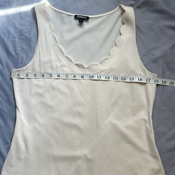 Express women’s v-neck scalloped edge tank | cream | size large - Picture 5 of 7